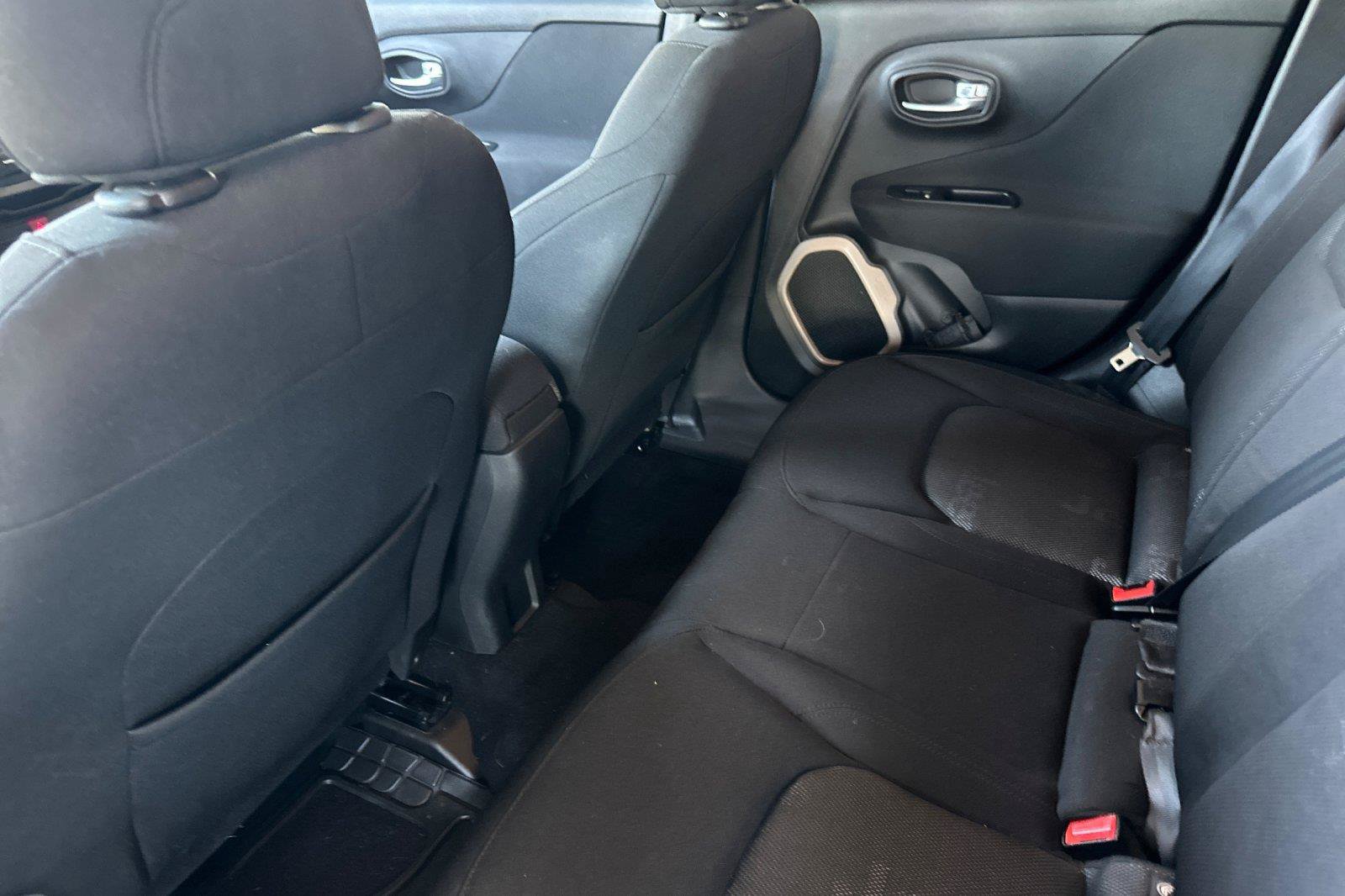 Used 2016 Jeep Renegade Latitude FWD image 12