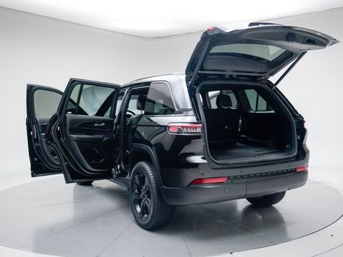 Used 2023 Jeep Grand Cherokee Altitude AWD/4WD image 19