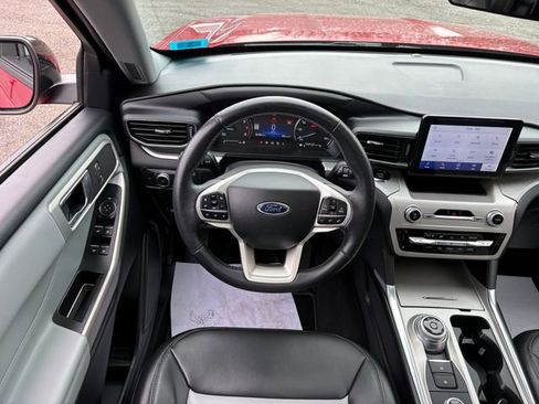 Used 2022 Ford Explorer XLT w/ Equipment Group 202A image 6