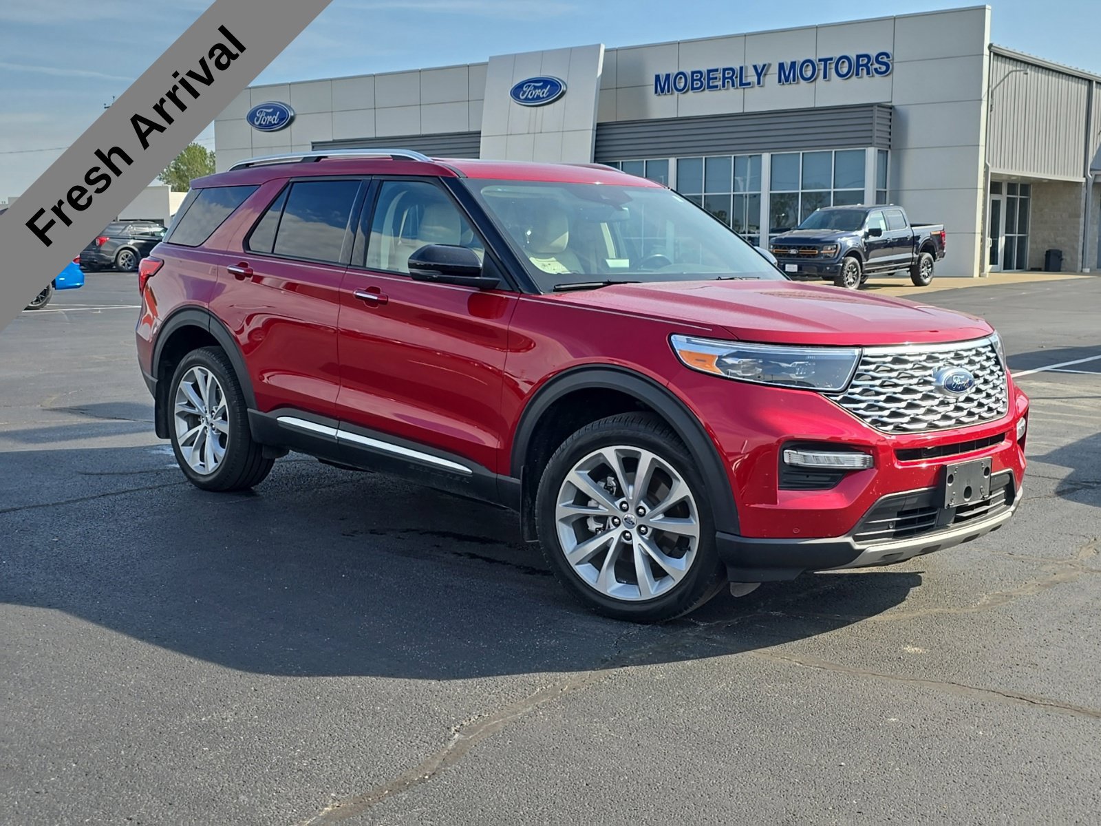 Used 2023 Ford Explorer Platinum w/ Technology Package AWD/4WD image 1