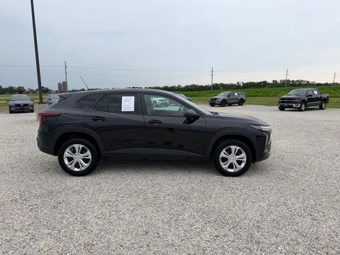 Used 2026 Chevrolet Trax LS FWD image 2