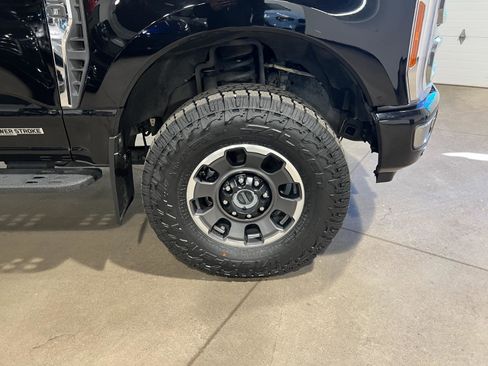 Used 2023 Ford F350 Platinum w/ Tremor Off-Road Package image 39