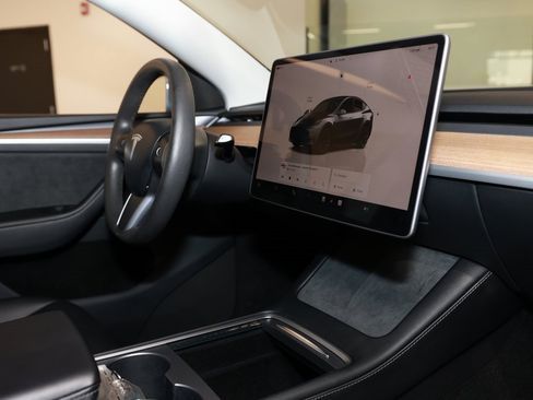 Used 2023 Tesla Model Y Long Range image 18