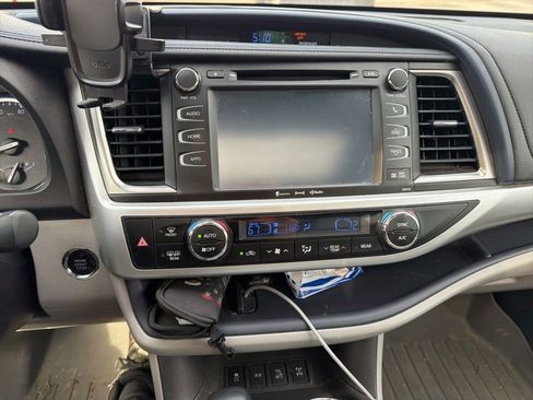 Used 2018 Toyota Highlander XLE AWD/4WD image 11