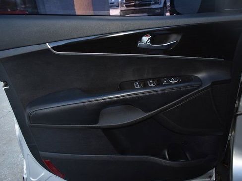 Used 2019 Kia Sorento LX image 14