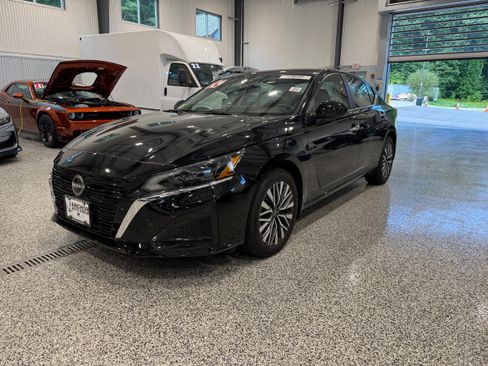 Used 2024 Nissan Altima 2.5 SV w/ SV Premium Package AWD/4WD image 1