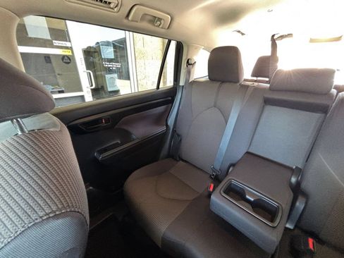 Used 2025 Toyota Highlander LE FWD image 41
