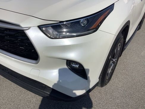 Used 2021 Toyota Highlander XLE AWD/4WD image 39