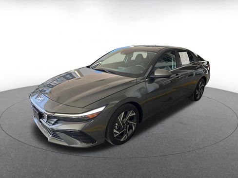Used 2025 Hyundai Elantra SEL image 4