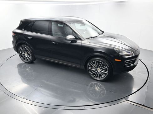 Certified 2022 Porsche Cayenne Platinum Edition image 43