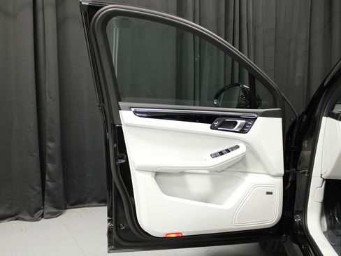 New 2026 Porsche Macan image 23