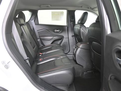 Used 2020 Jeep Cherokee Trailhawk w/ Cold Weather Group image 15