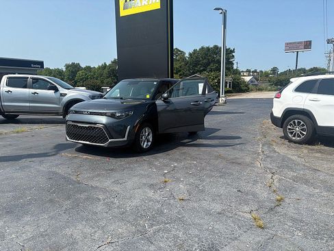 Used 2025 Kia Soul LX w/ LX Technology Package FWD image 10