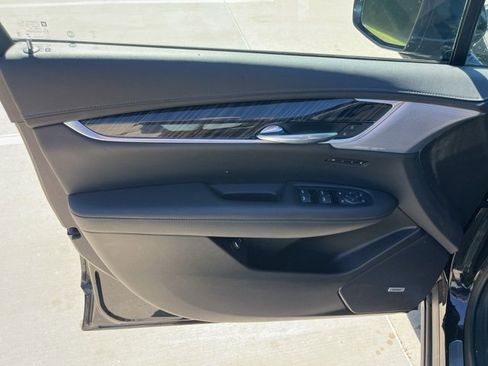Used 2025 Cadillac XT6 Premium Luxury image 13