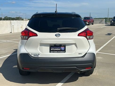 Used 2018 Nissan Kicks SV FWD image 12