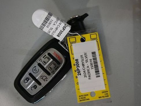 Used 2024 Chrysler Pacifica Limited FWD image 23