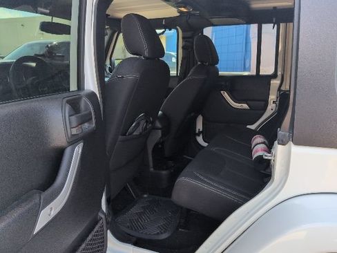 Used 2018 Jeep Wrangler Unlimited Sahara AWD/4WD image 11