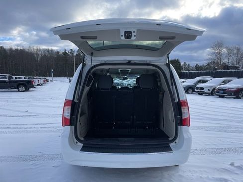 Used 2014 Chrysler Town & Country Touring image 9