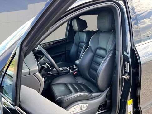 Certified 2023 Porsche Macan S AWD/4WD image 5
