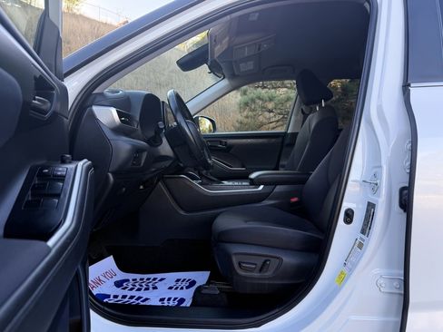 Used 2023 Toyota Highlander LE image 10