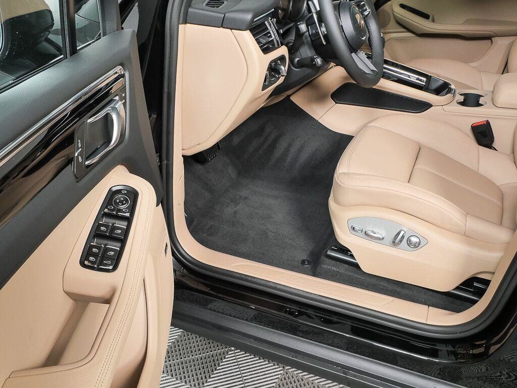 Certified 2026 Porsche Macan AWD/4WD image 8