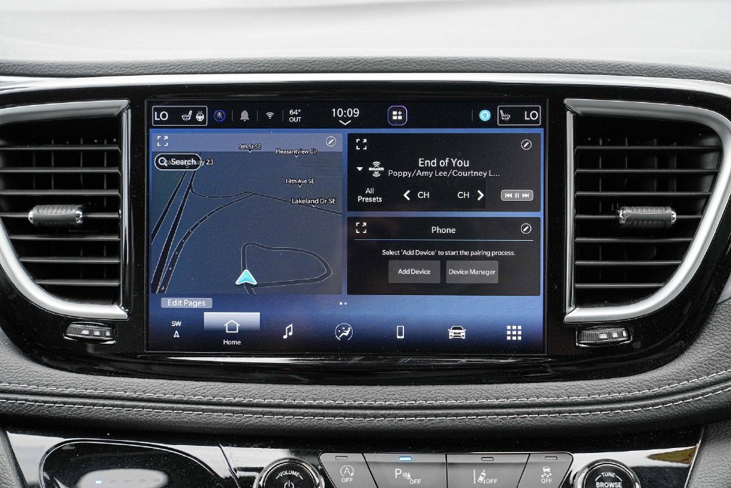 Used 2025 Chrysler Pacifica Limited FWD image 31