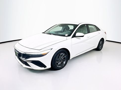Used 2024 Hyundai Elantra SEL FWD image 3