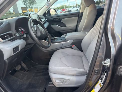 Used 2021 Toyota Highlander L FWD image 4