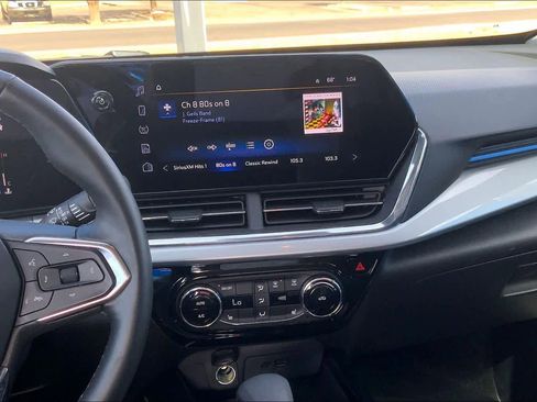 Used 2025 Chevrolet Trax LT w/ LT Convenience Package image 6