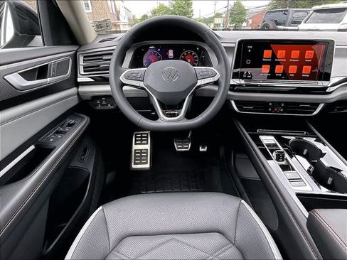 Used 2024 Volkswagen Atlas Peak Edition SE AWD/4WD image 13