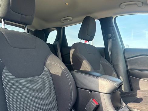 Used 2020 Jeep Cherokee Latitude FWD image 29