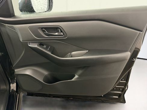 Used 2024 Nissan Rogue S image 32