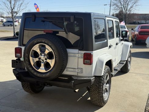 Used 2017 Jeep Wrangler Unlimited Sahara w/ Connectivity Group image 7