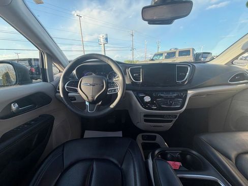 Used 2023 Chrysler Pacifica Touring-L FWD image 13