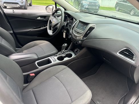 Used 2017 Chevrolet Cruze LT FWD image 16