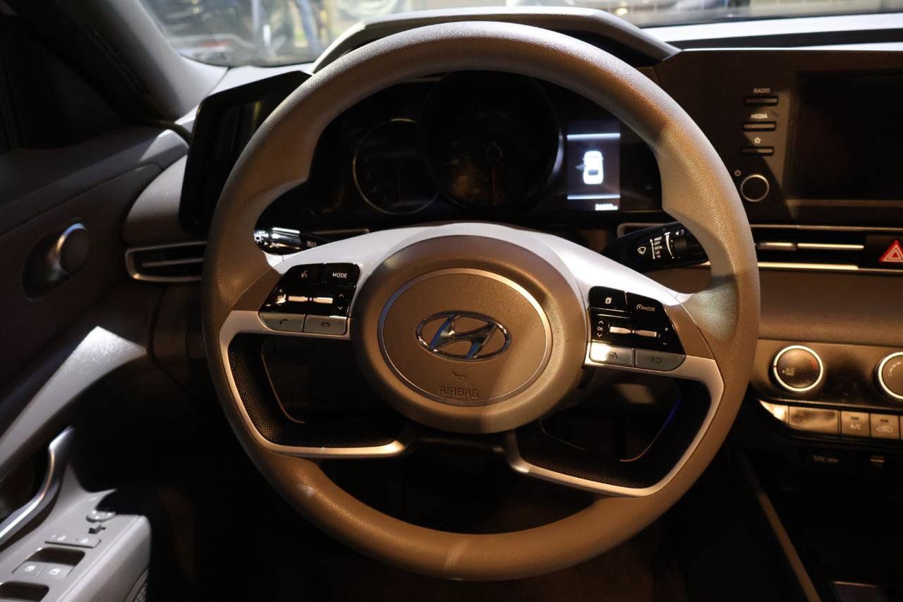 Used 2023 Hyundai Elantra SE FWD image 12