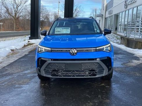 New 2026 Volkswagen Taos SE image 2