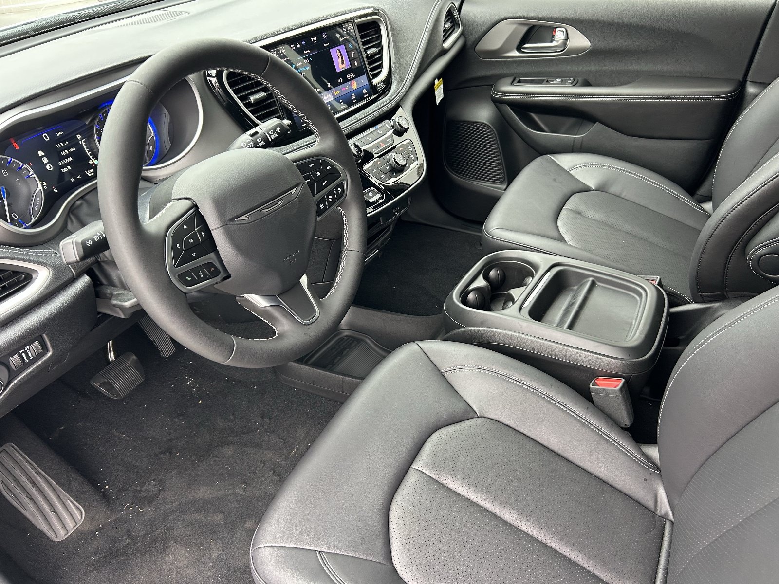 New 2027 Chrysler Pacifica Select FWD image 16