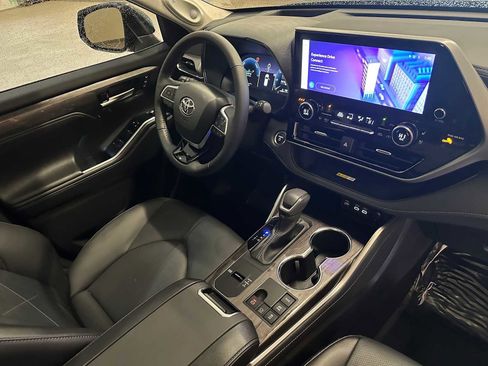 Certified 2025 Toyota Highlander Platinum image 31