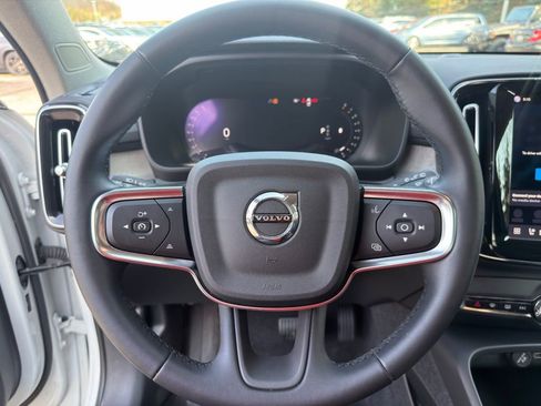 Used 2023 Volvo XC40 B5 Core w/ Convenience Package image 17