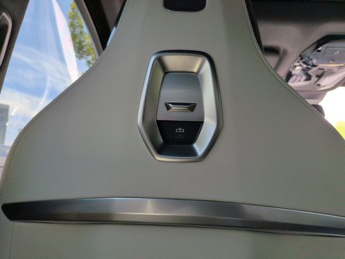 Certified 2025 BMW i7 eDrive50 w/ M Sport Package RWD image 36
