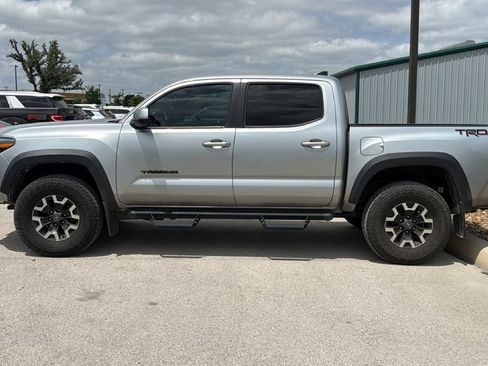 Used 2022 Toyota Tacoma TRD Off-Road AWD/4WD image 9
