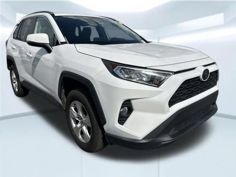 Used 2020 Toyota RAV4 XLE w/ Convenience Package FWD image 3