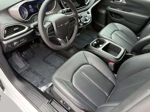 Used 2025 Chrysler Pacifica Select FWD image 11