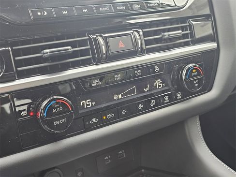 New 2025 Nissan Pathfinder SL w/ Lighting Package (N92) image 24