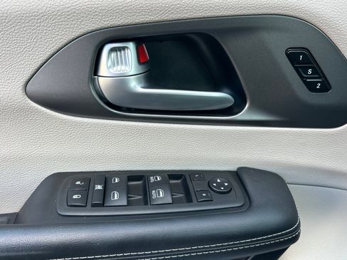 Used 2024 Chrysler Pacifica Touring-L image 11