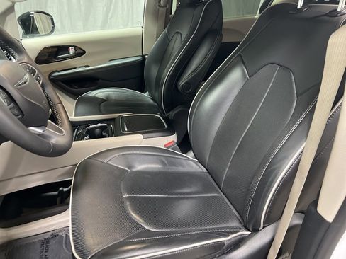 Used 2024 Chrysler Pacifica Limited image 21