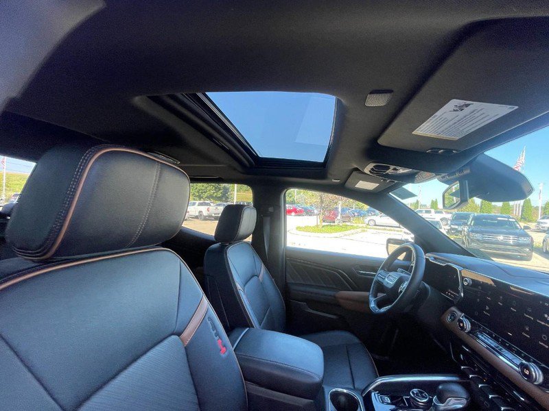 Used 2023 GMC Canyon AT4 w/ AT4 Premium Package AWD/4WD image 3