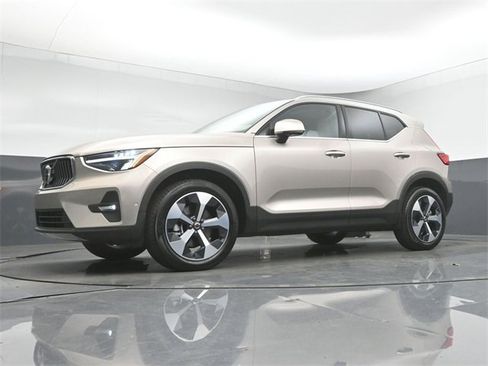 Used 2024 Volvo XC40 B5 Plus w/ Protection Package Premier image 39