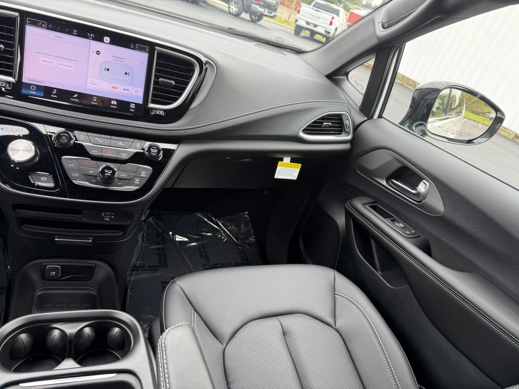 New 2027 Chrysler Pacifica Select AWD/4WD image 23